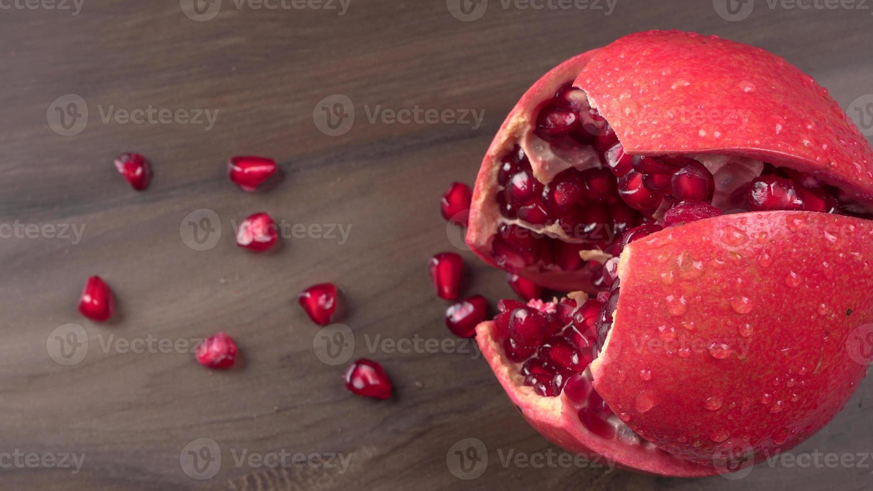 färskt granatäpple. rik på naturliga antioxidanter. koncept av röda frukter, vitaminer och naturliga antioxidanter till huden för skönhet. foto