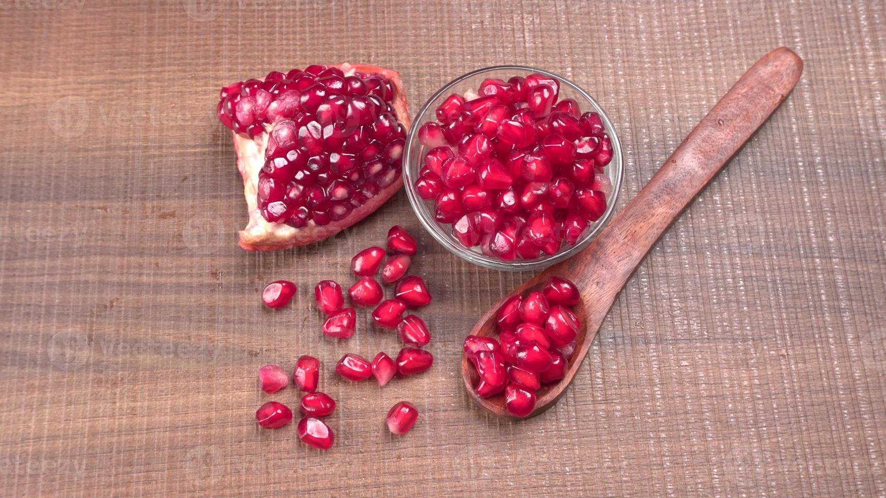 färskt granatäpple. rik på naturliga antioxidanter. koncept av röda frukter, vitaminer och naturliga antioxidanter till huden för skönhet. foto