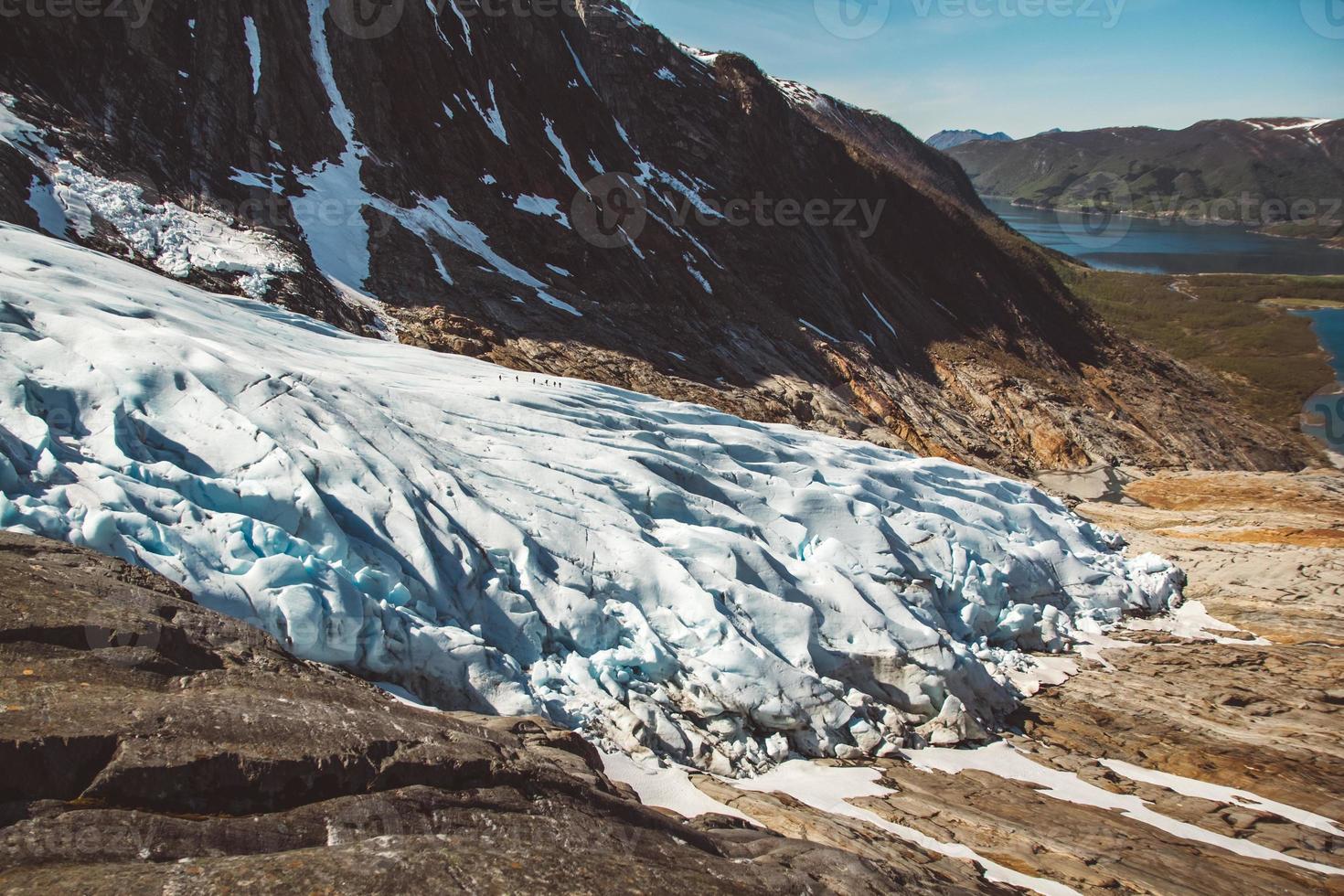 vacker natur på bergen och glaciären svartisen landskap i norge skandinavisk natur foto