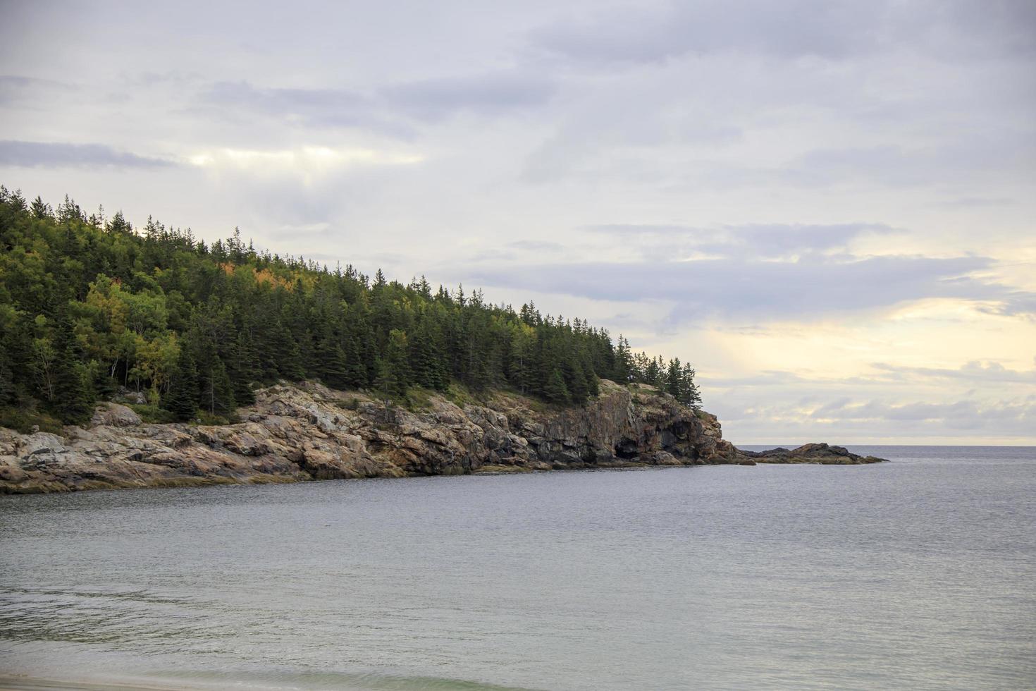 stenig kustlinje längs havet i Maine, USA foto