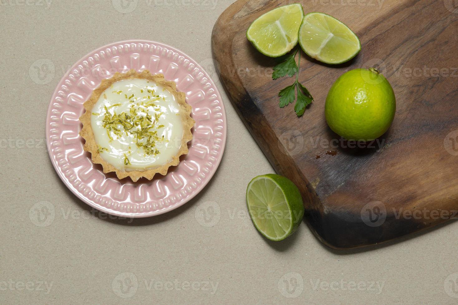 ovanifrån av tartelett med citronkräm och citruschips på det gamla träbordet, kopieringsutrymme. selektiv fokusering. foto