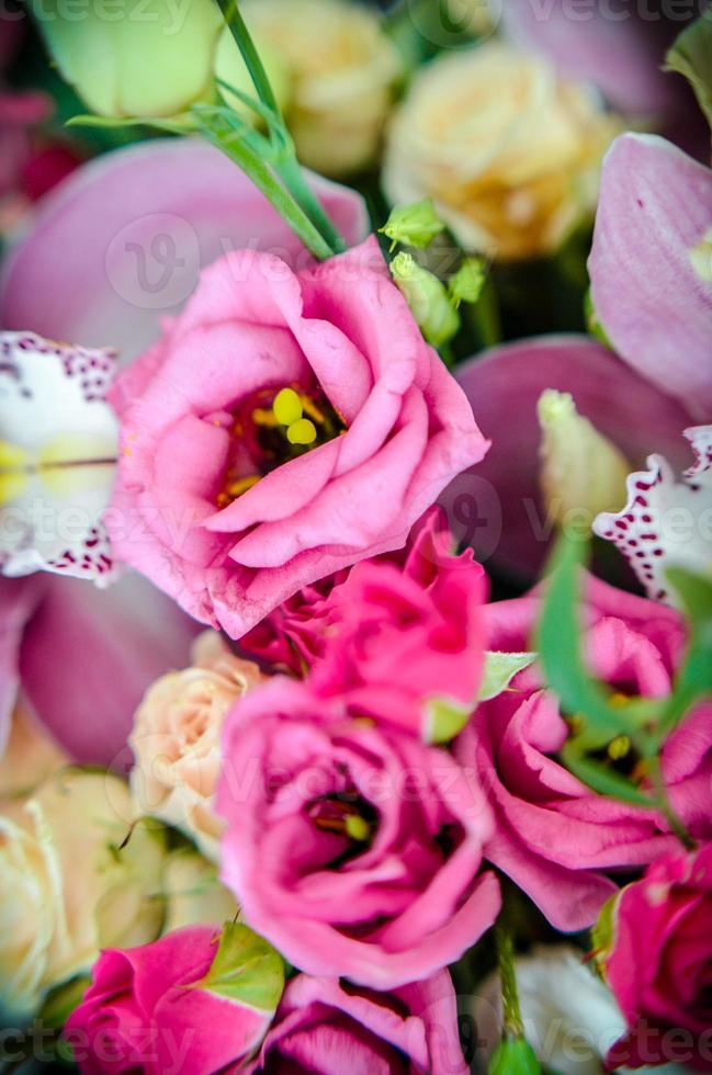 bukett med orkidéer och rosor på en vacker bakgrund foto