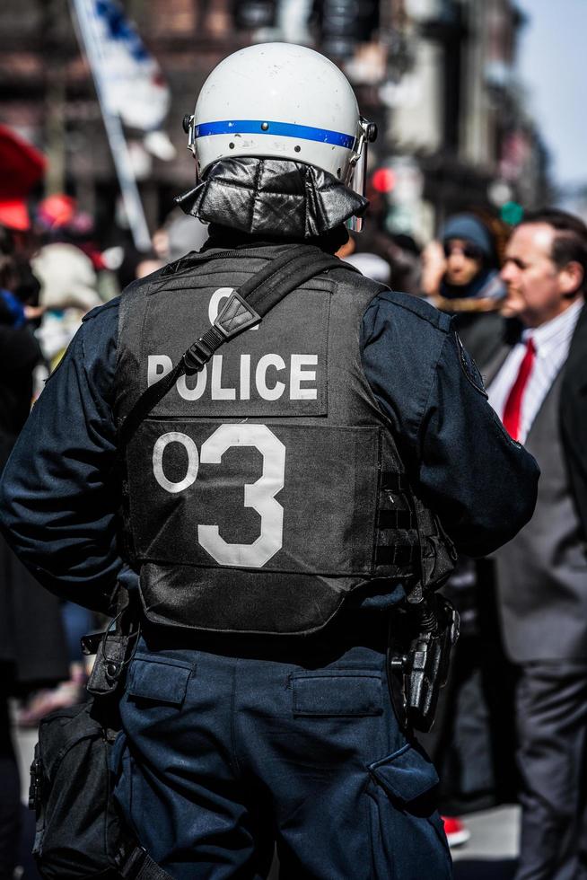 montreal, kanada 2 april 2015 - detalj på baksidan av en polis som möter demonstranter. foto