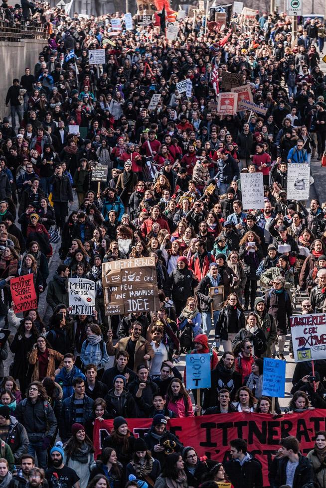 montreal, Kanada 2 april 2015 - ovanifrån av demonstranterna som går på de fullsatta gatorna foto