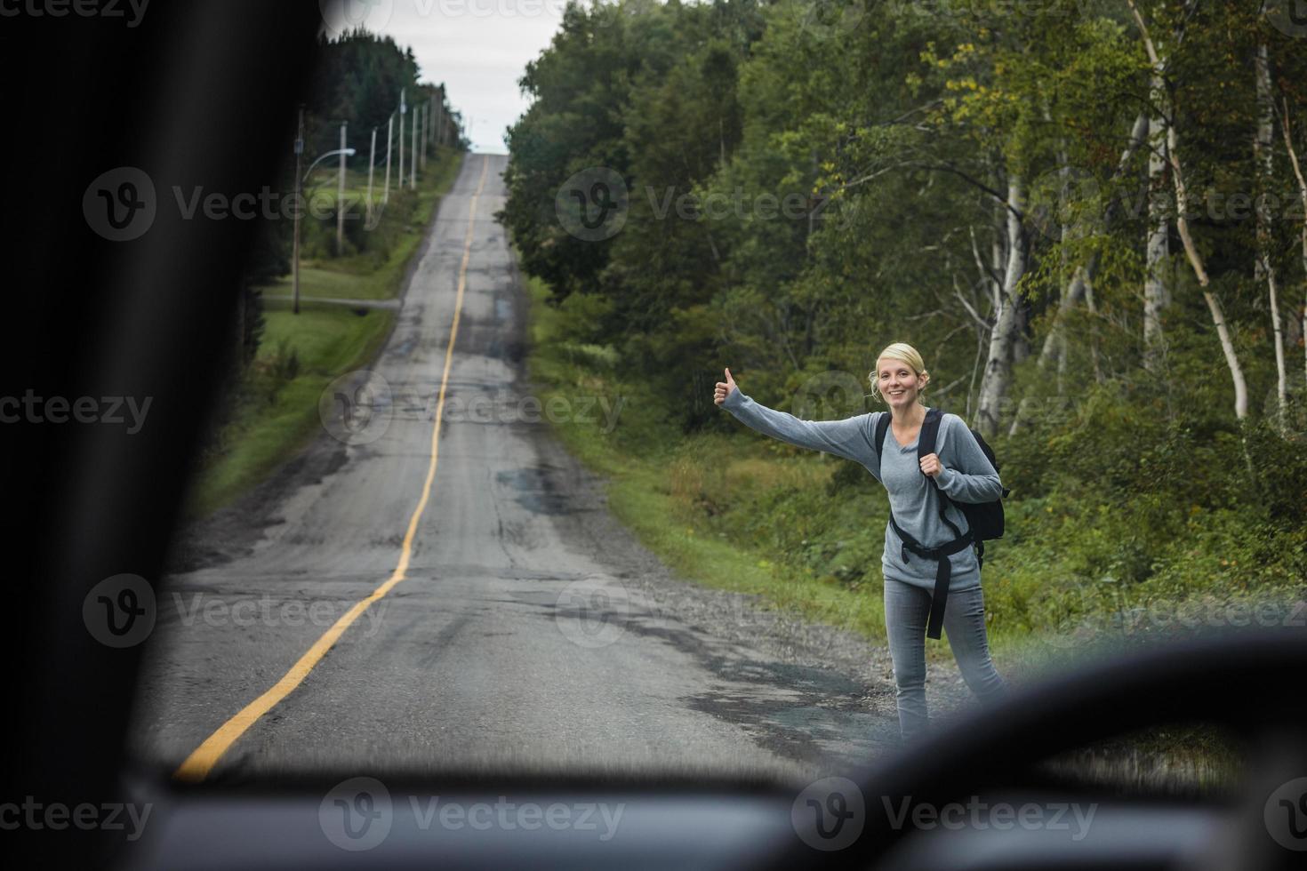 blond kvinna liftar foto