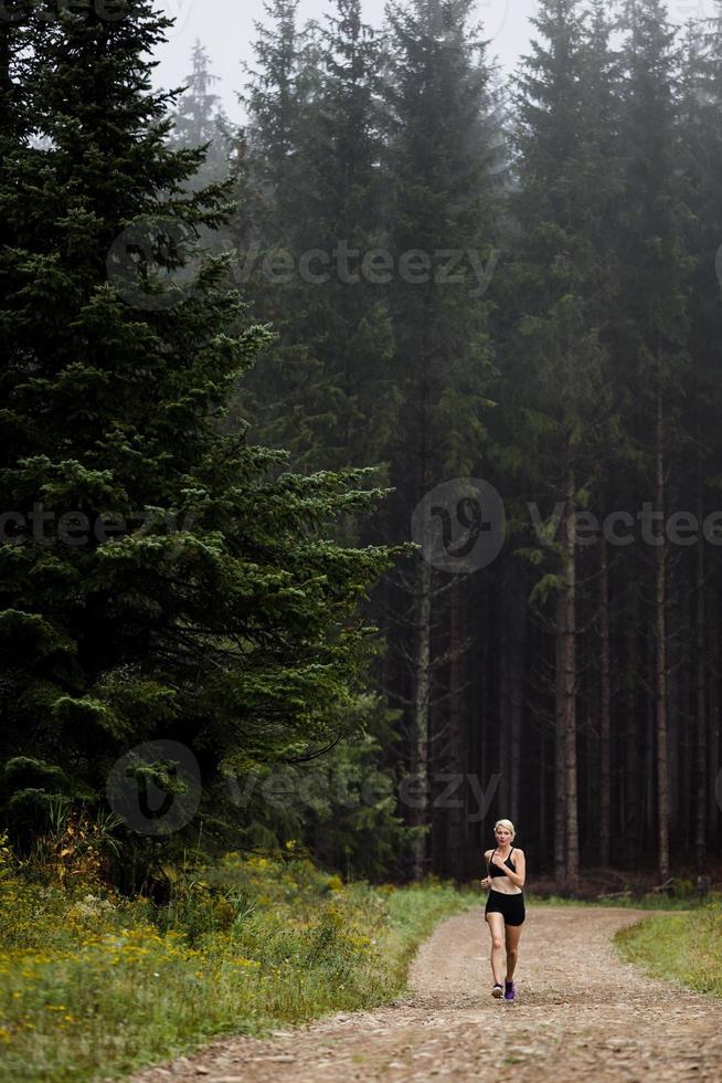 joggerträning i skogen tidigt på morgonen. foto