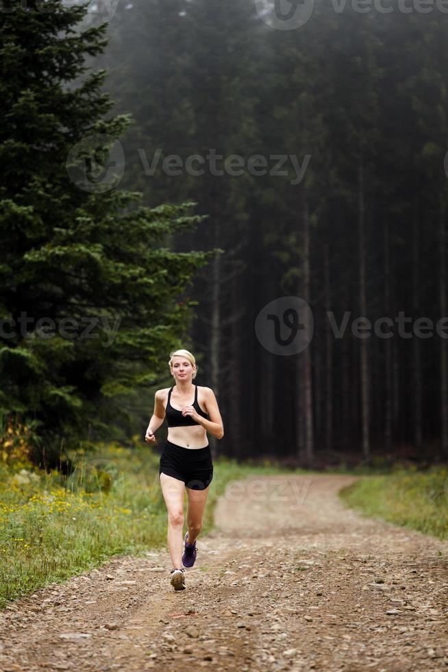 joggerträning i skogen tidigt på morgonen. foto