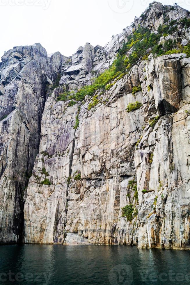 klippformation i Lysefjorden med det berömda vattenfallet Hengjanefossen foto