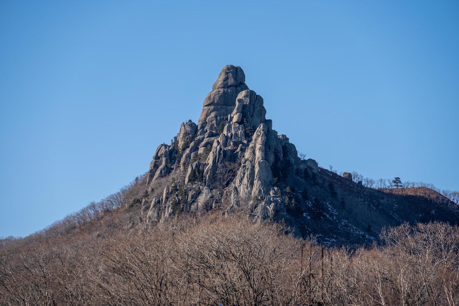 bergslandskap med vackra klippor. Primorsky krai, Ryssland foto