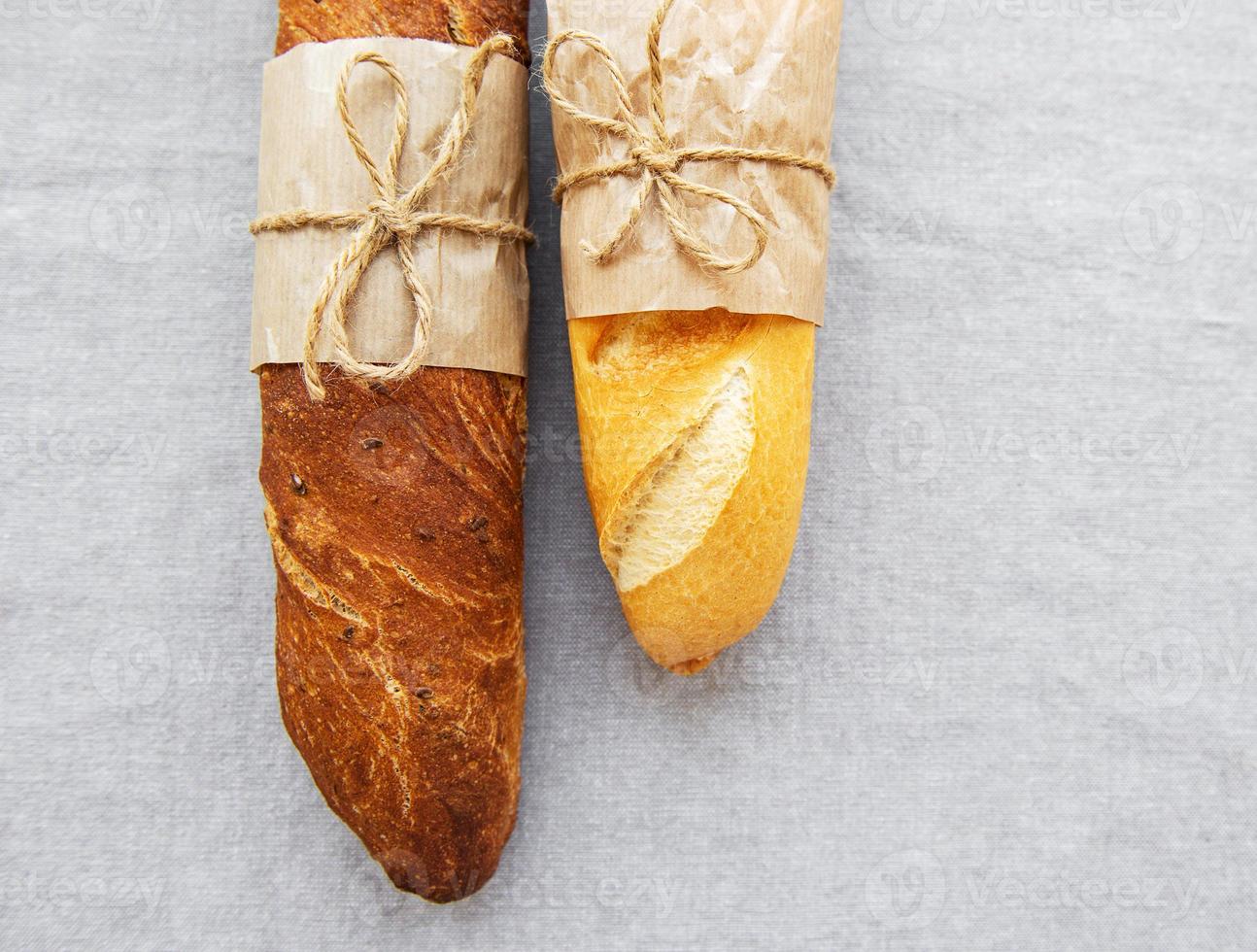 färskt bröd på ett bord foto