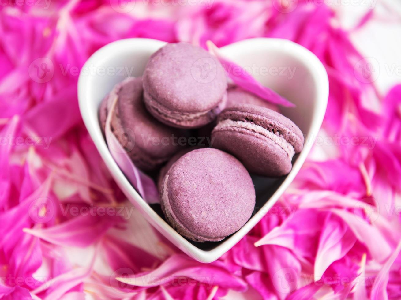 rosa pionblad med macarons foto