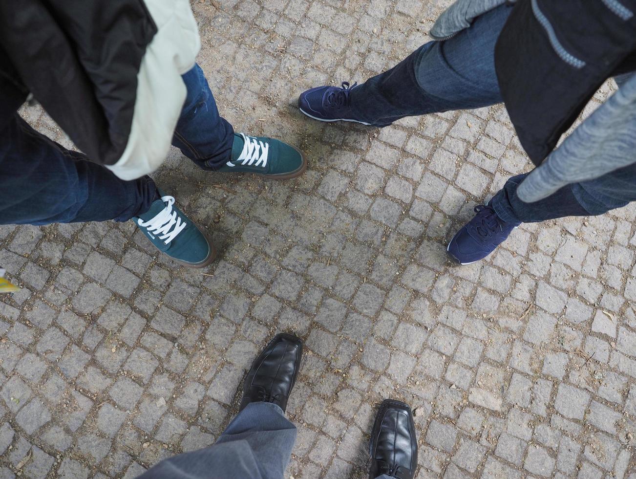 tre personers fötter foto