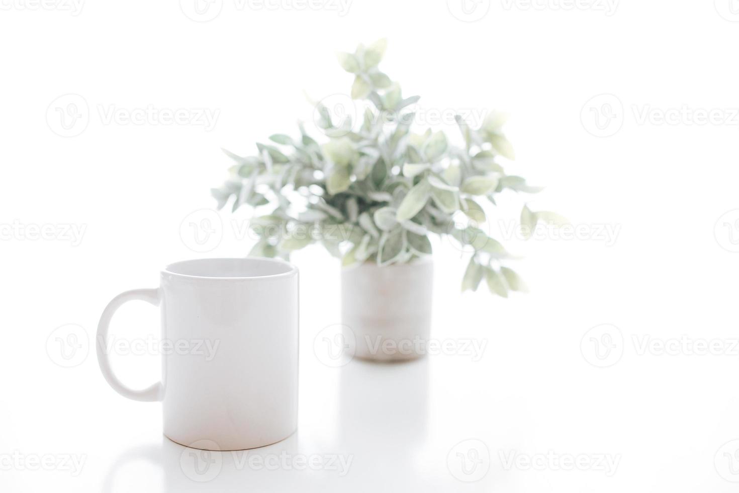 vit kaffemugg med grönt blad för mock-up uppsättning isolerade glasartade tankard design på vitt foto