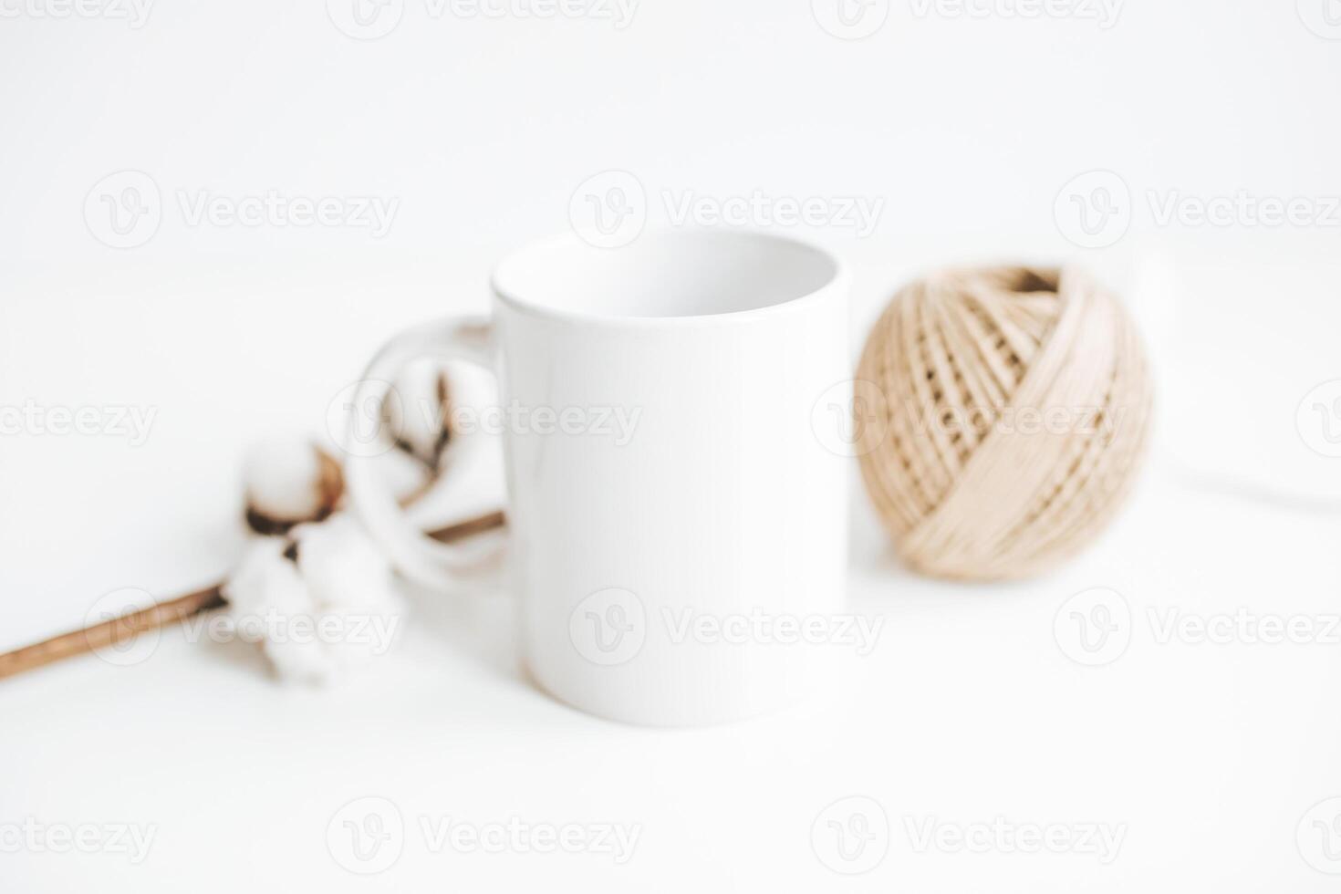 vit kaffemugg med grönt blad för mock-up uppsättning isolerade glasartade tankard design på vitt foto