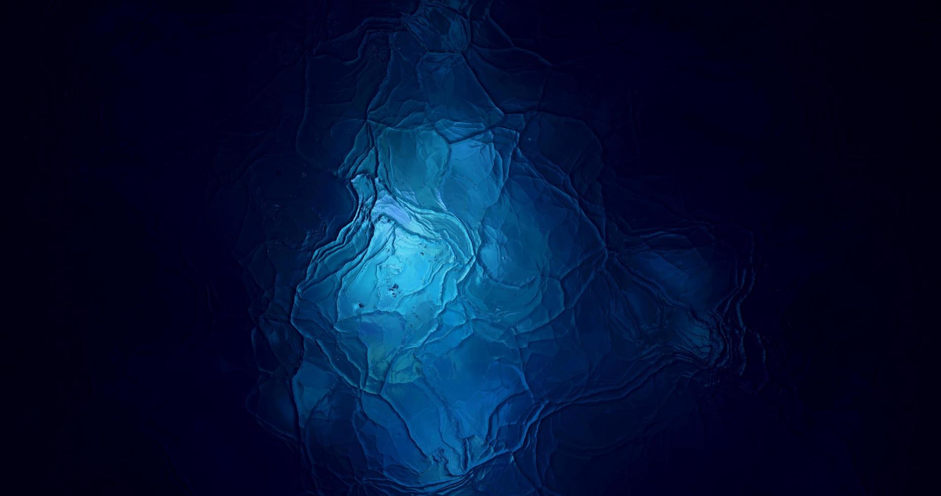abstrakt mörkblå fruset vatten ismarmor textur och frysning vinter glas ishall effektmönster på mörker. foto