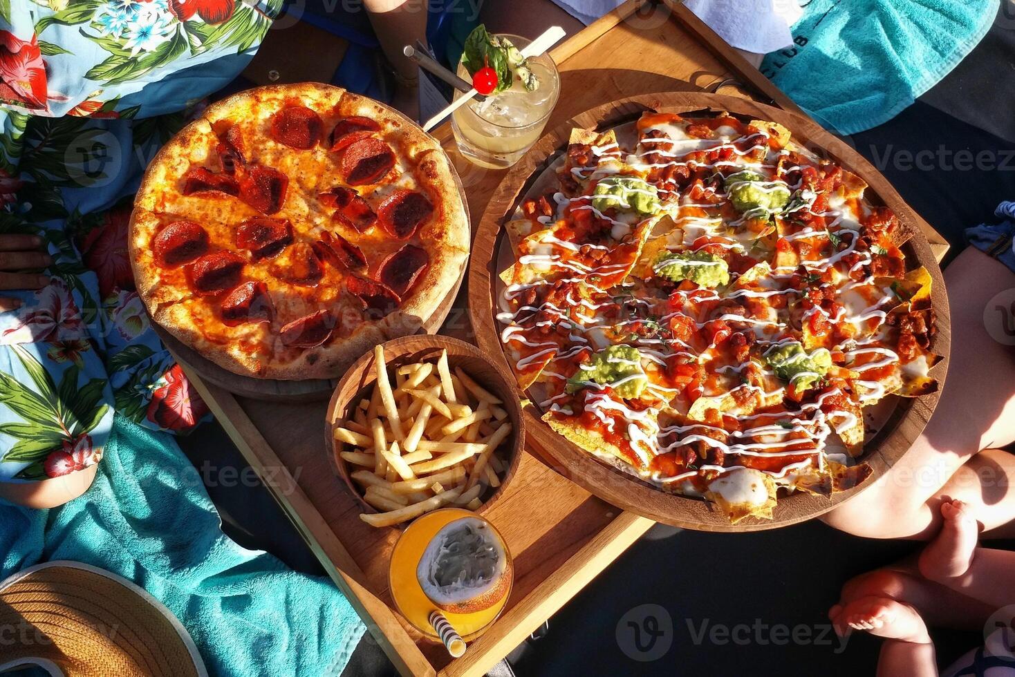 två pizzor och pommes frites på en tallrik foto