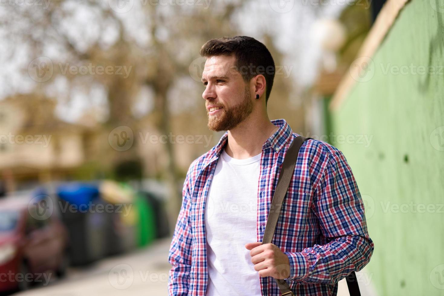 attraktiv ung man står i urban bakgrund. livsstilskoncept. foto