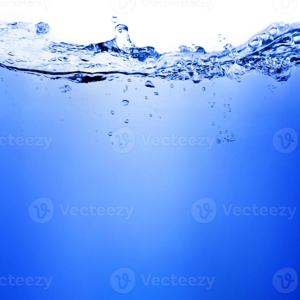 blå transparent vattenstänk realistisk vacker blå rent vatten på vitt. foto