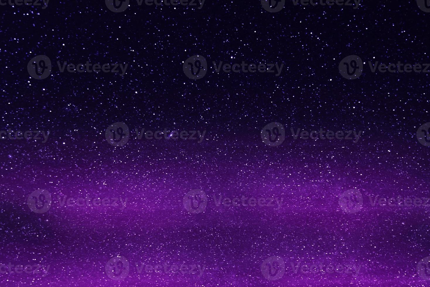 lila dramatisk galax nattpanorama från månuniversums rymden på natthimlen foto