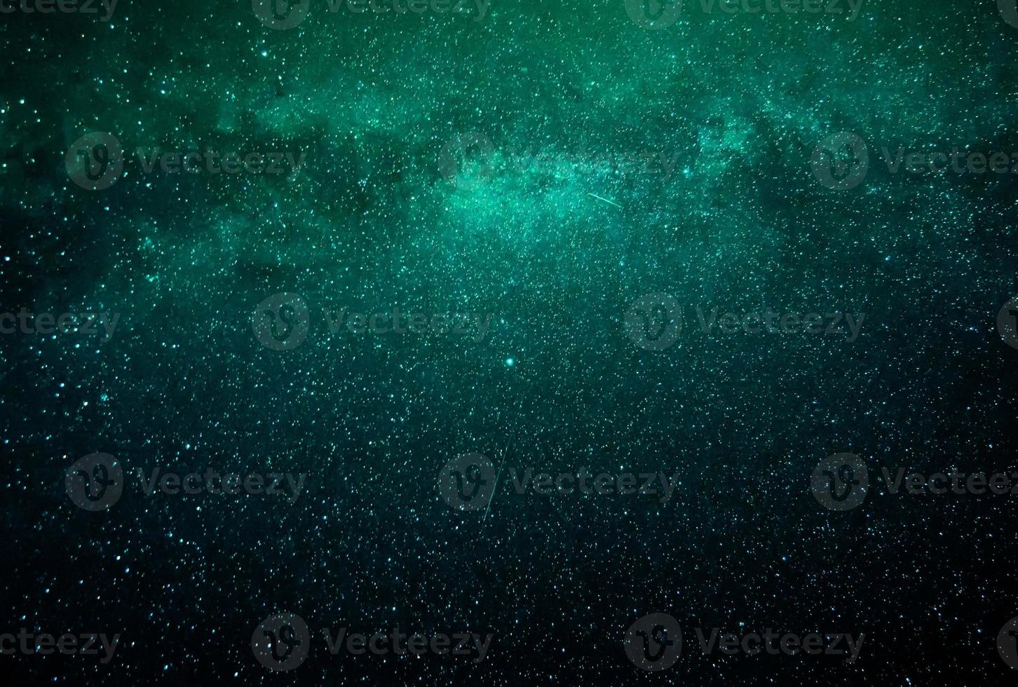 abstrakt galaxbakgrund med stjärnor och planeter med gröna och blå galaxmotiv av universums nattljus foto