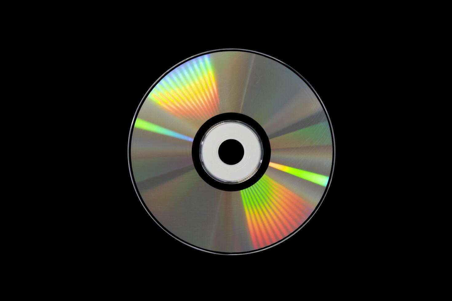 cd eller dvd, lagringsdata informationsteknik. musik och filminspelning. holografiska sidan av cd-skivan. en cd-skiva isolerad på svart bakgrund. foto