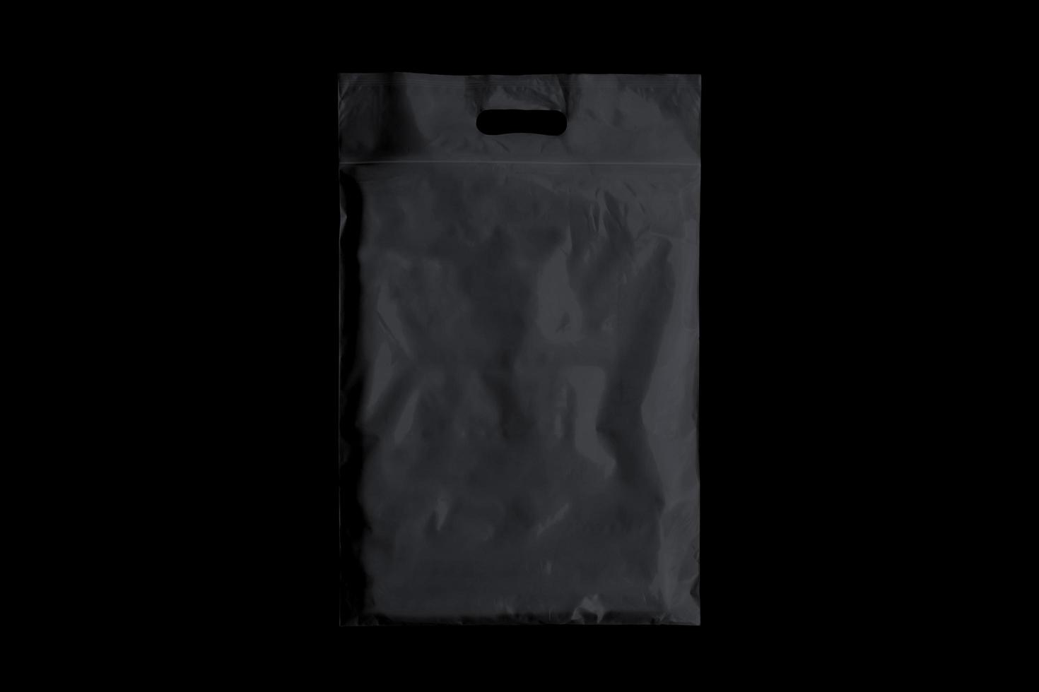 svart plastpåse isolerad på svart bakgrund för mockup design förhandsgranskning foto