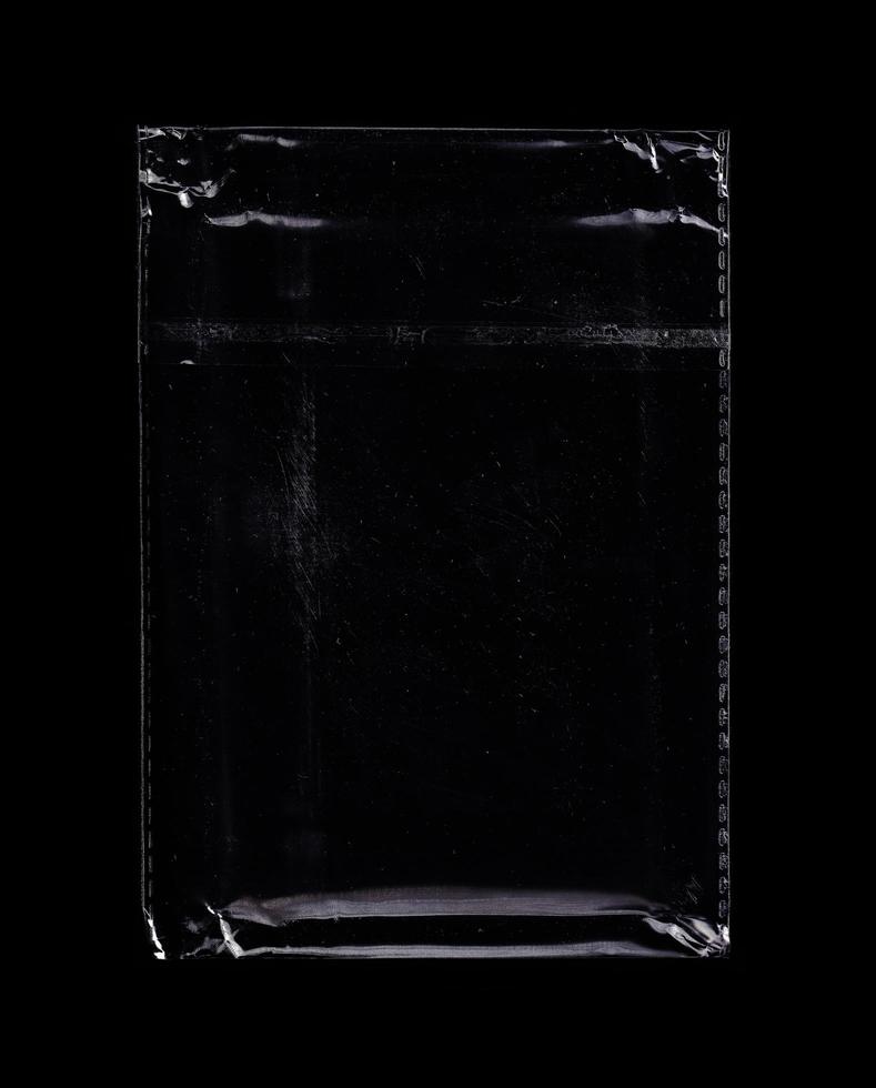 en genomskinlig plastpåse isolerad på svart bakgrund. tom eller tom plast för mockup och mall. layout för reklam eller marknadsföring. foto