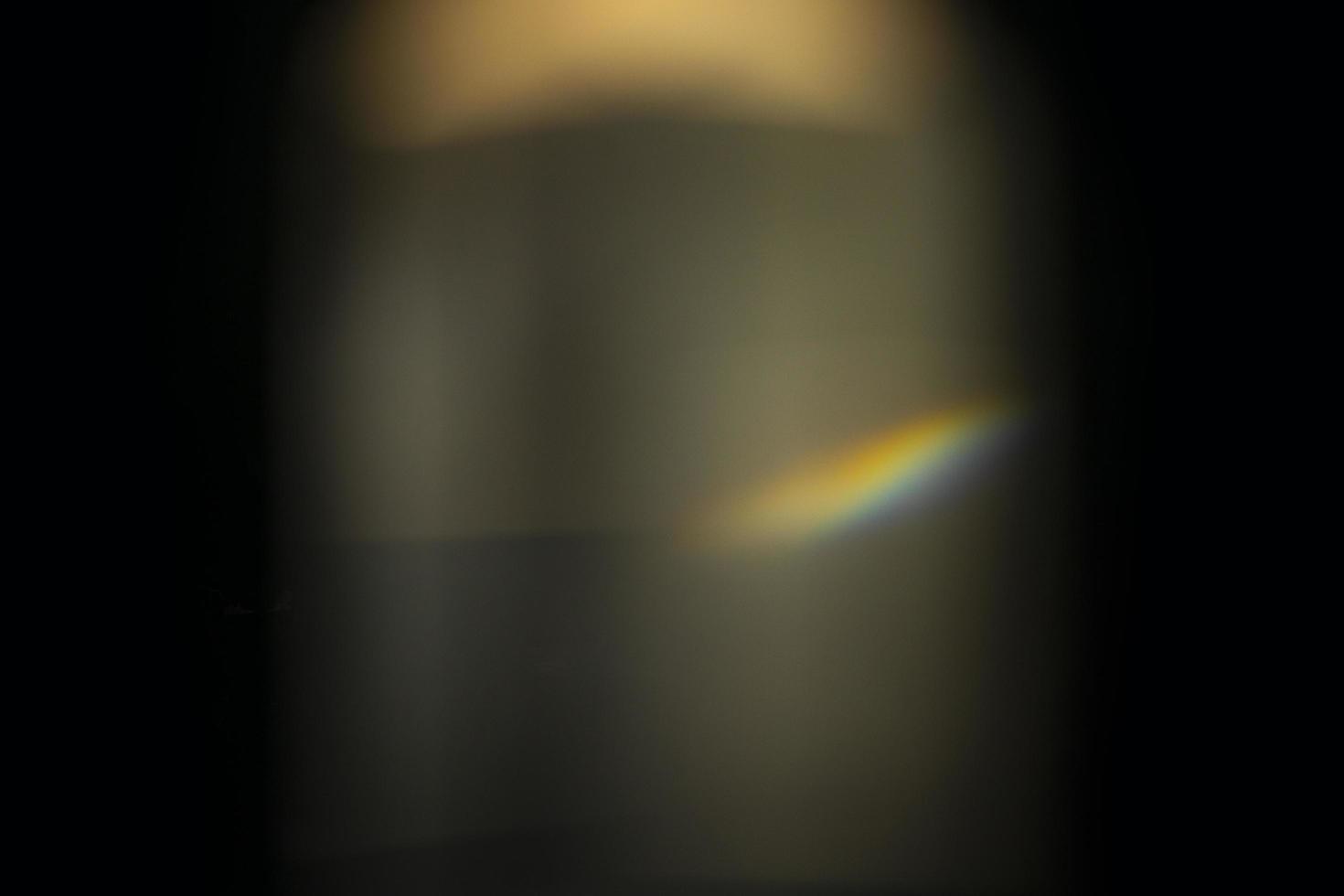 kristallljusläckageeffekt för fotoöverlagring. prisma lins flare bokeh abstrakt med glöd, färgglada och magiska ljus på svart bakgrund. foto
