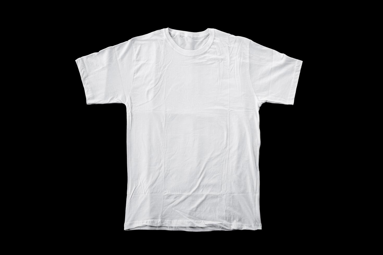 kortärmade vita t-shirts för mockups. vanlig t-shirt med svart bakgrund för förhandsgranskning av design. foto