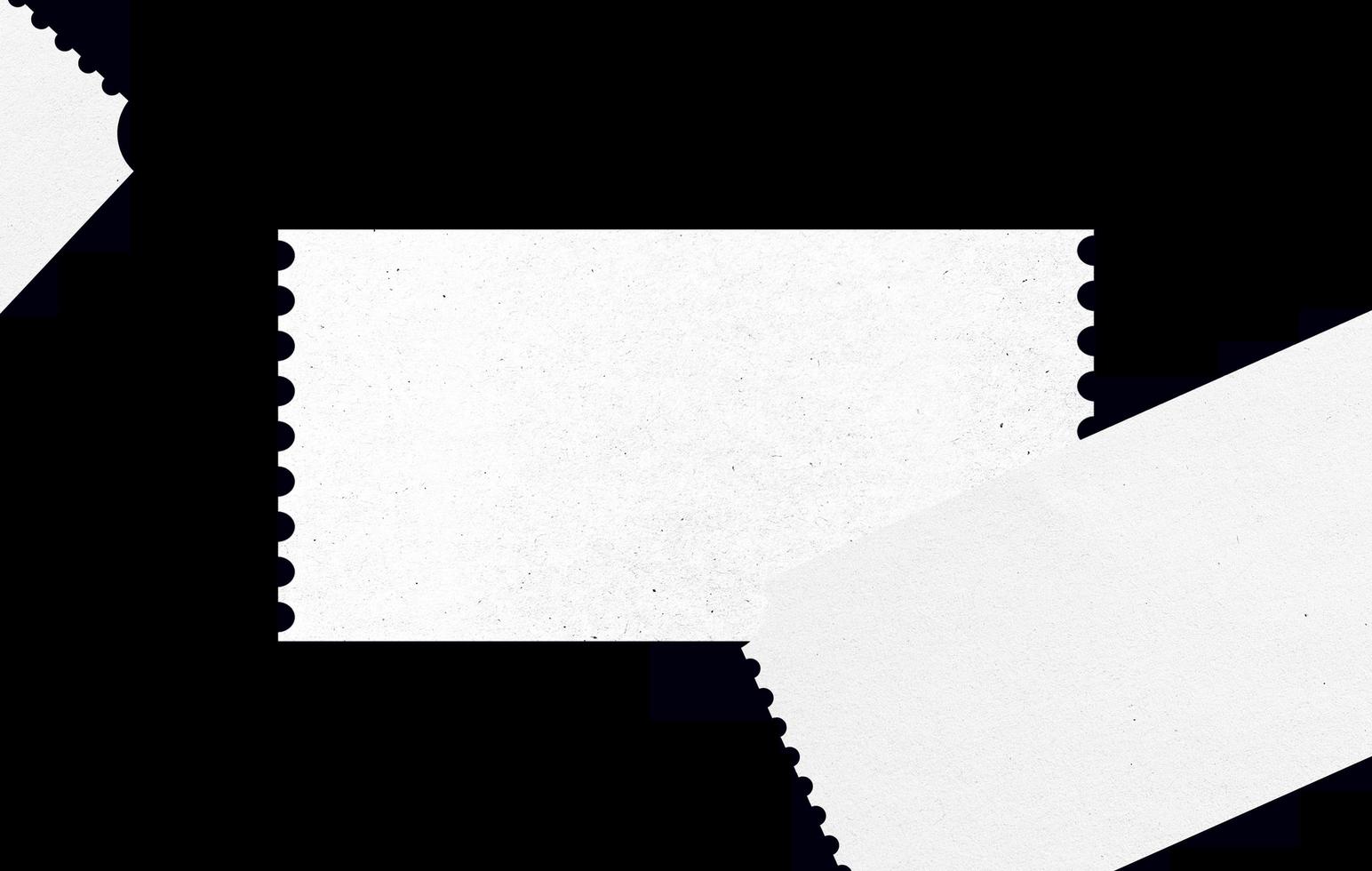 vit tom biljett med pappersmönster textur för mockup design. isolerad biljett form i svart bakgrund. foto