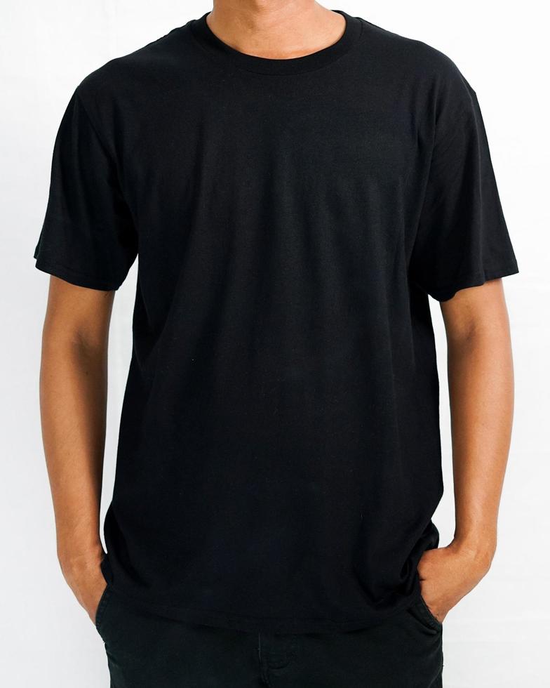 t-shirt mockup i svart färg. en man som bär en t-shirt för en mockup klädkatalog. mockup-grafik från frontvyn. foto