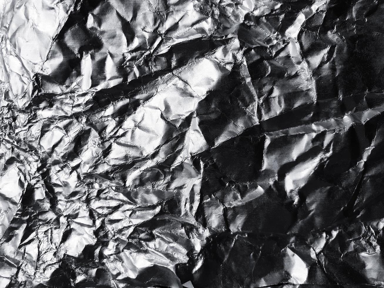ytan av aluminiumfoliestruktur för bakgrunds- och designmaterial. skrynklig textur samling av silverfolie. abstrakt skrynkligt mönster bakgrund foto