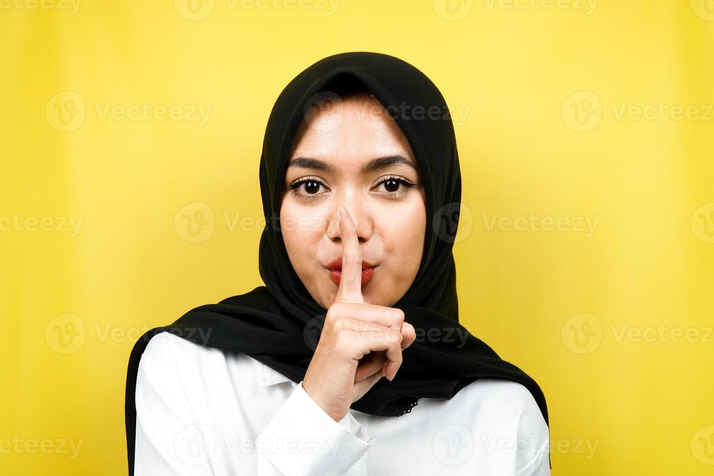närbild vacker ung muslimsk kvinna, shh, gör inte oväsen, prata inte, isolerad foto