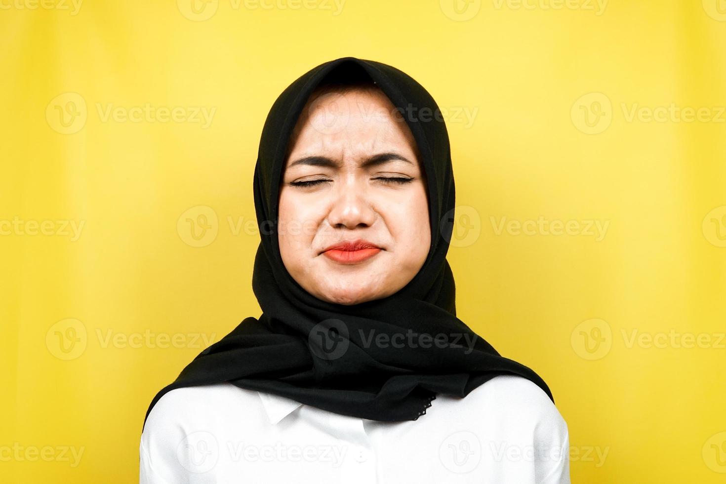 närbild av vacker ung muslimsk kvinna ledsen, surmulen, olycklig, isolerad foto