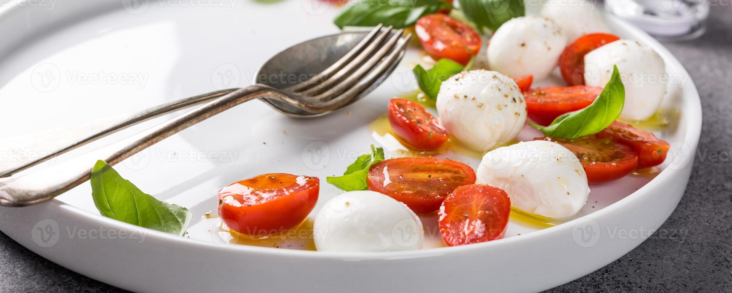 utsökt caprese sallad foto