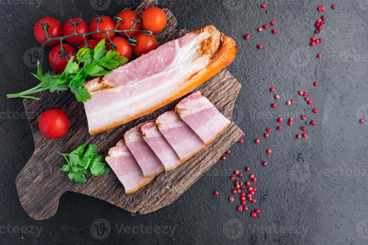 färsk bacon fläskbit fett med köttmjöl foto