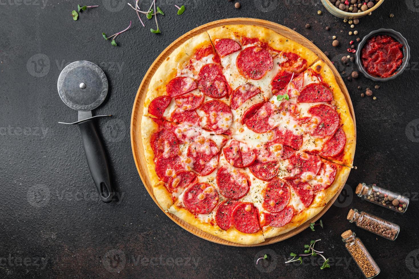 pizza salami korv pizza pepperoni snabbmat foto