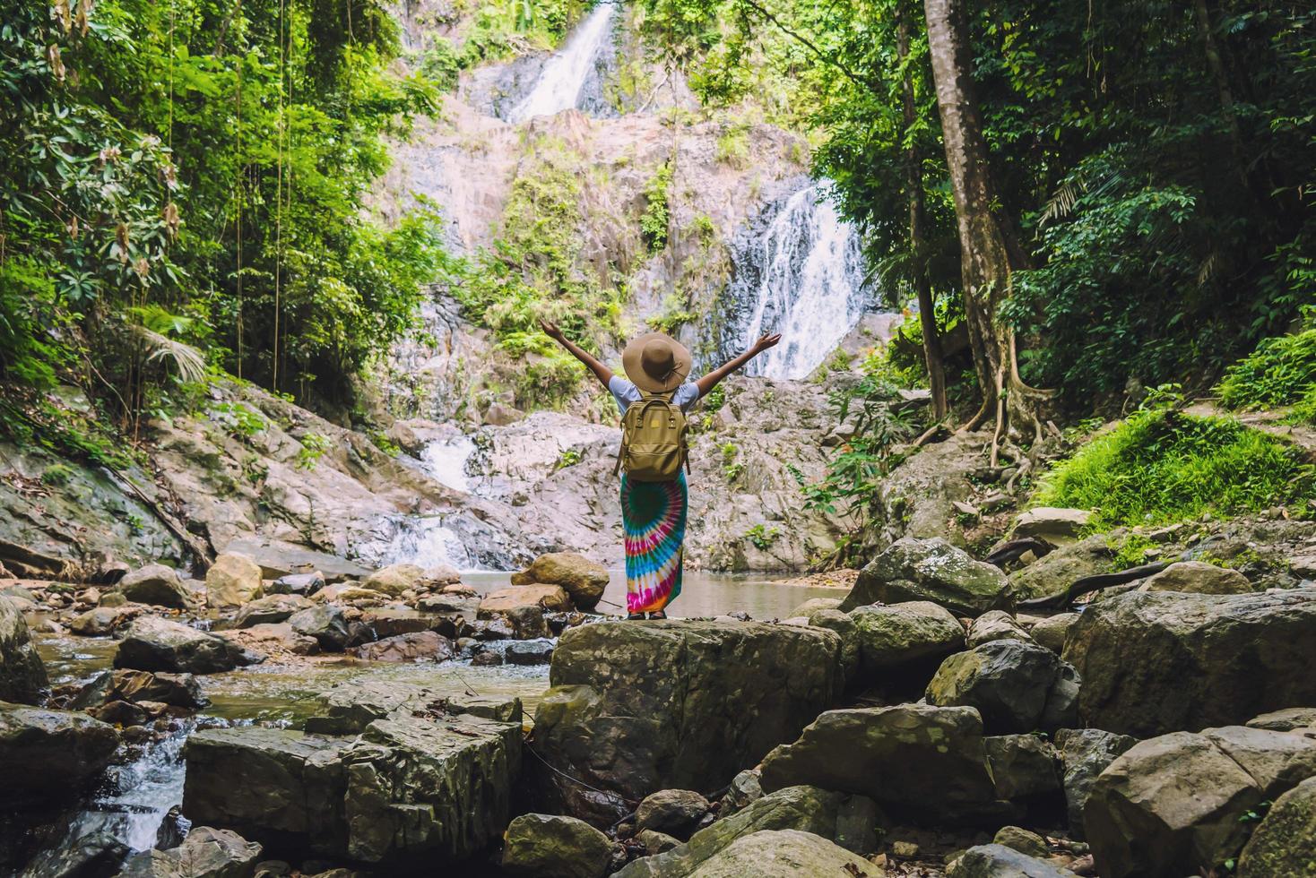 asiatiska kvinnor koppla av i semestern. resa vattenfall på berget huai toh vattenfallet vid krabi. resa natur resor koppla av promenader skog resa thailand. foto