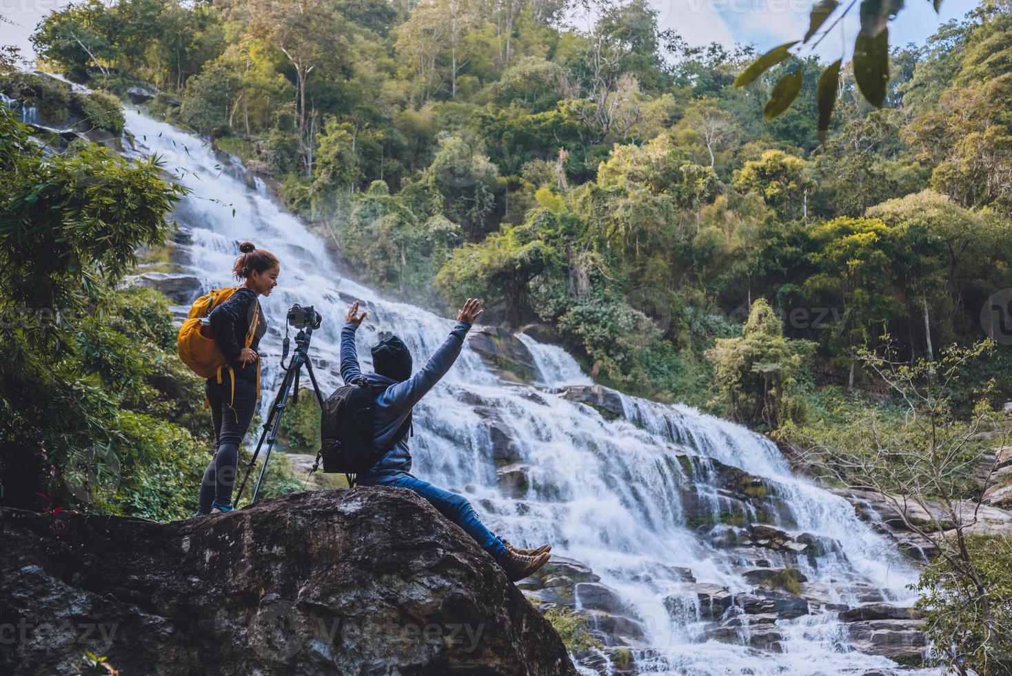 asiatiska par resor natur. resa slappna av. stå landskap naturlig beröring stå för att se vackra vattenfall mae ya i chiangmai i thailand foto