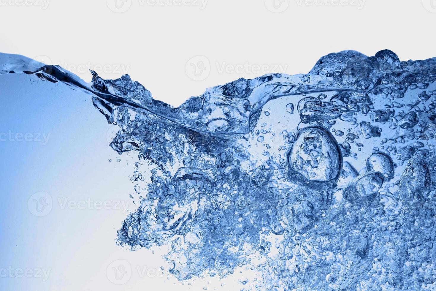 blå transparent vatten våg stänk abstrakt med vatten bubblor på vitt. foto