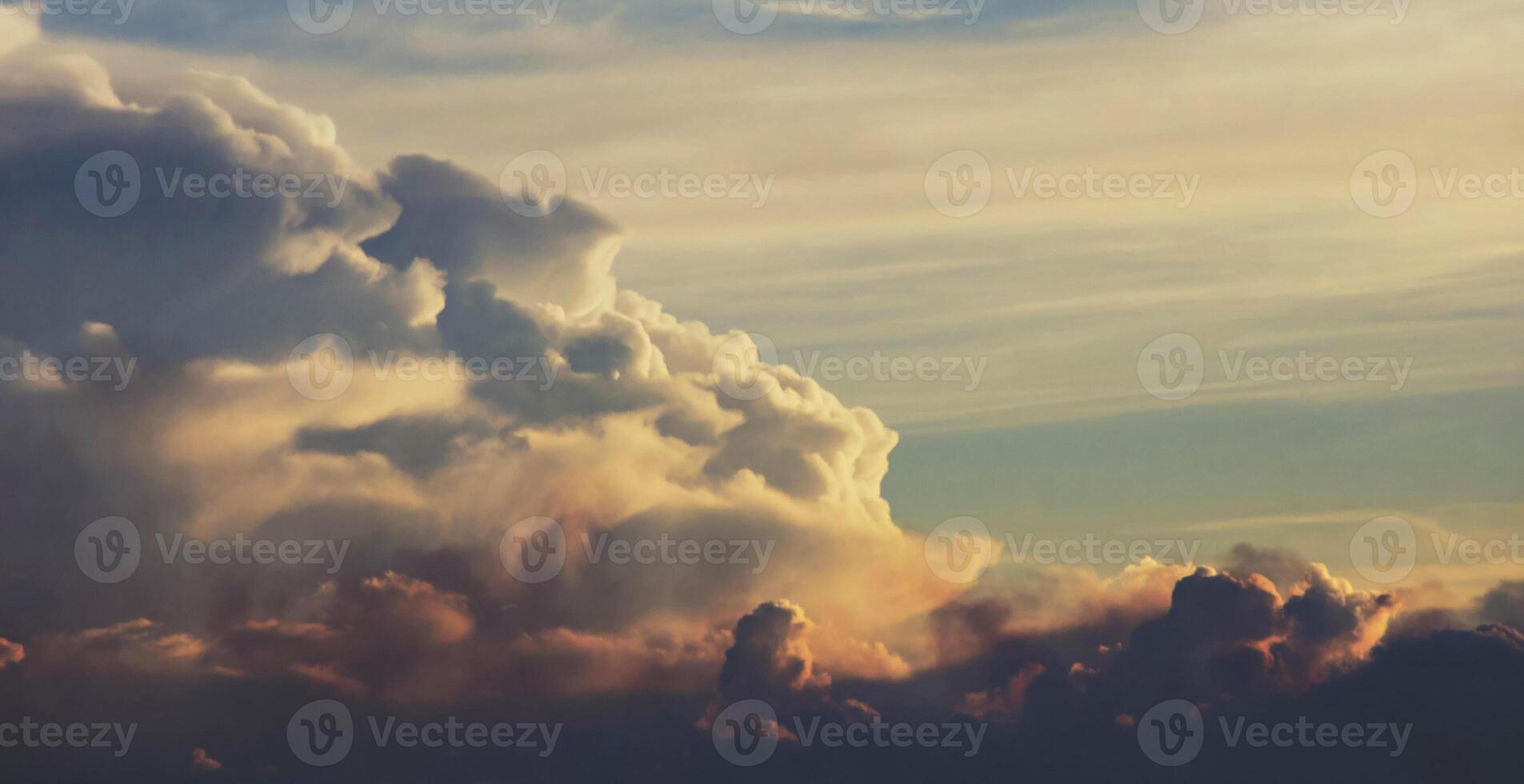 vacker himmel kväll skönhet och moln vid solnedgången, gryningen, solens strålar bryter igenom molnen. naturlig foto