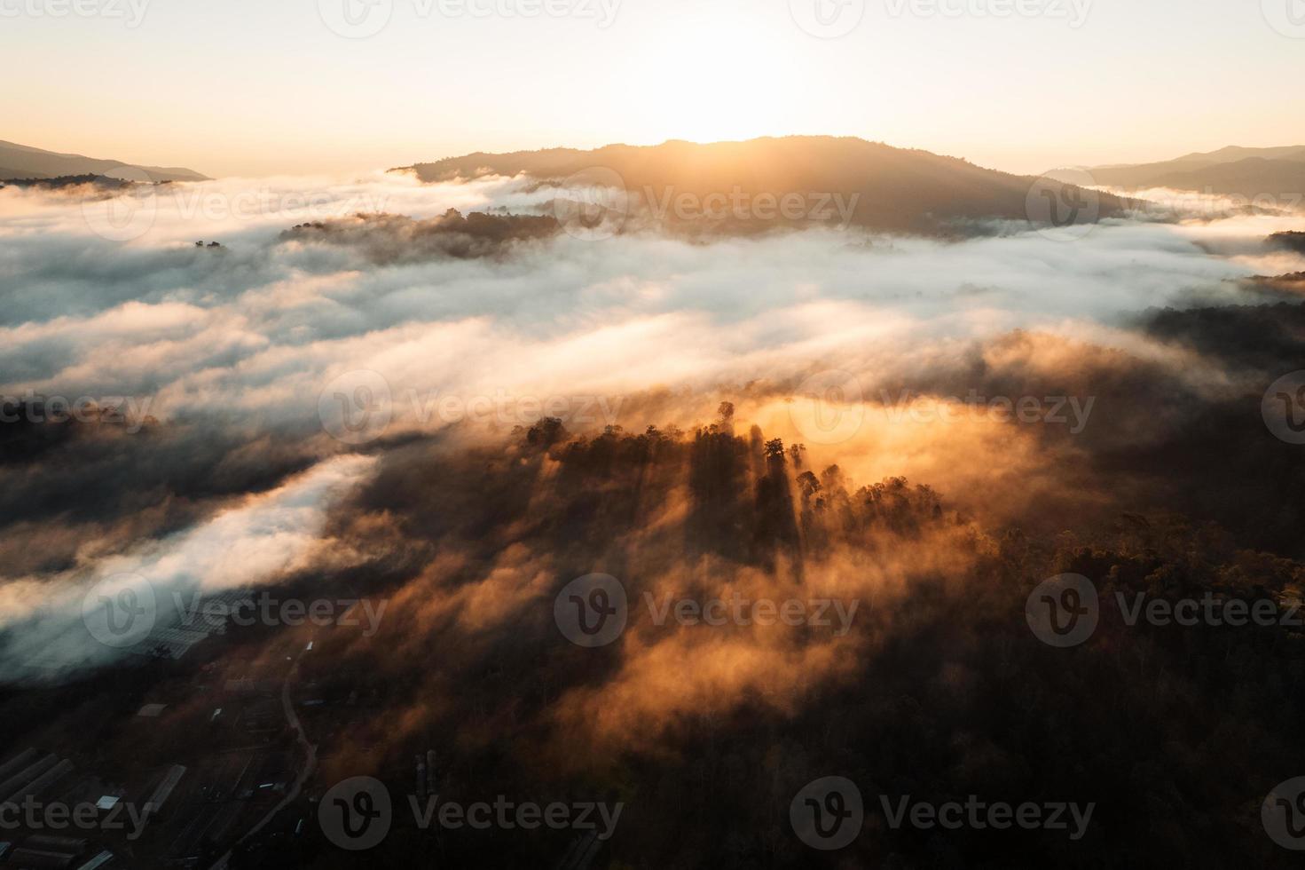 soluppgång ovanför dimman, flygande över molnen soluppgång och dimma foto