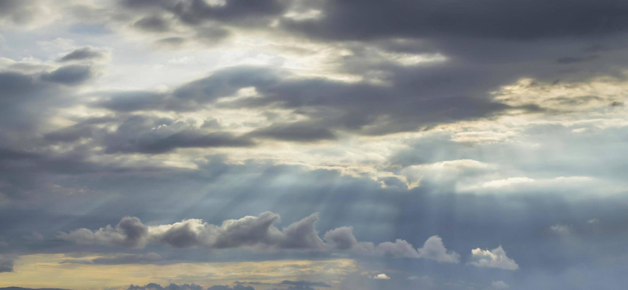 vacker himmel kväll skönhet och moln vid solnedgången, gryningen, solens strålar bryter igenom molnen. naturlig foto