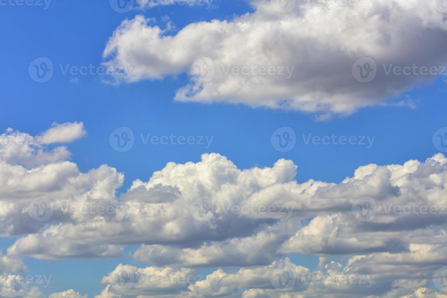 vita moln svävar på den blå himlen foto