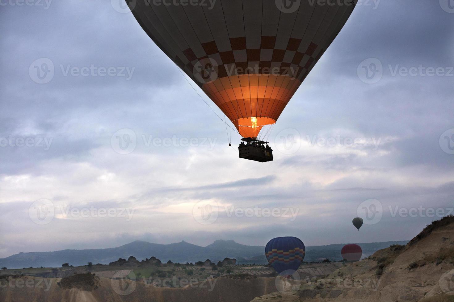 en ballong flyger över dalen i Kappadokien. 12.05.2018. Kalkon. foto