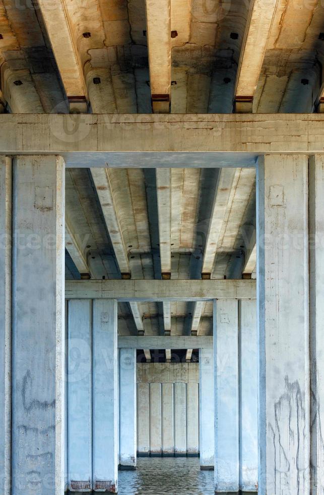 brofackverkens betongkonstruktioner läggs över floden. foto