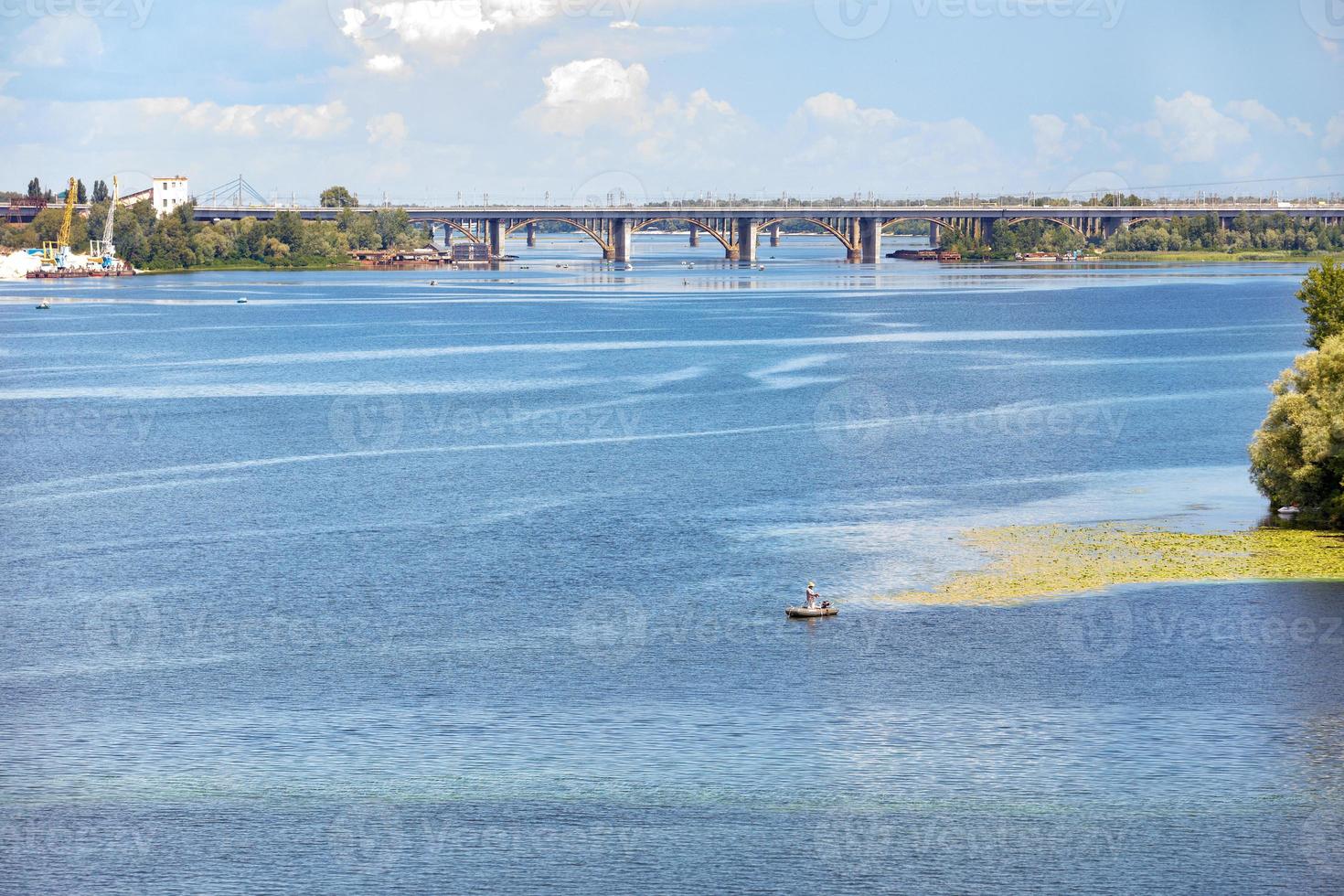 utsikt över dnipro och vägbroar över floden dnipro vid horisonten. foto