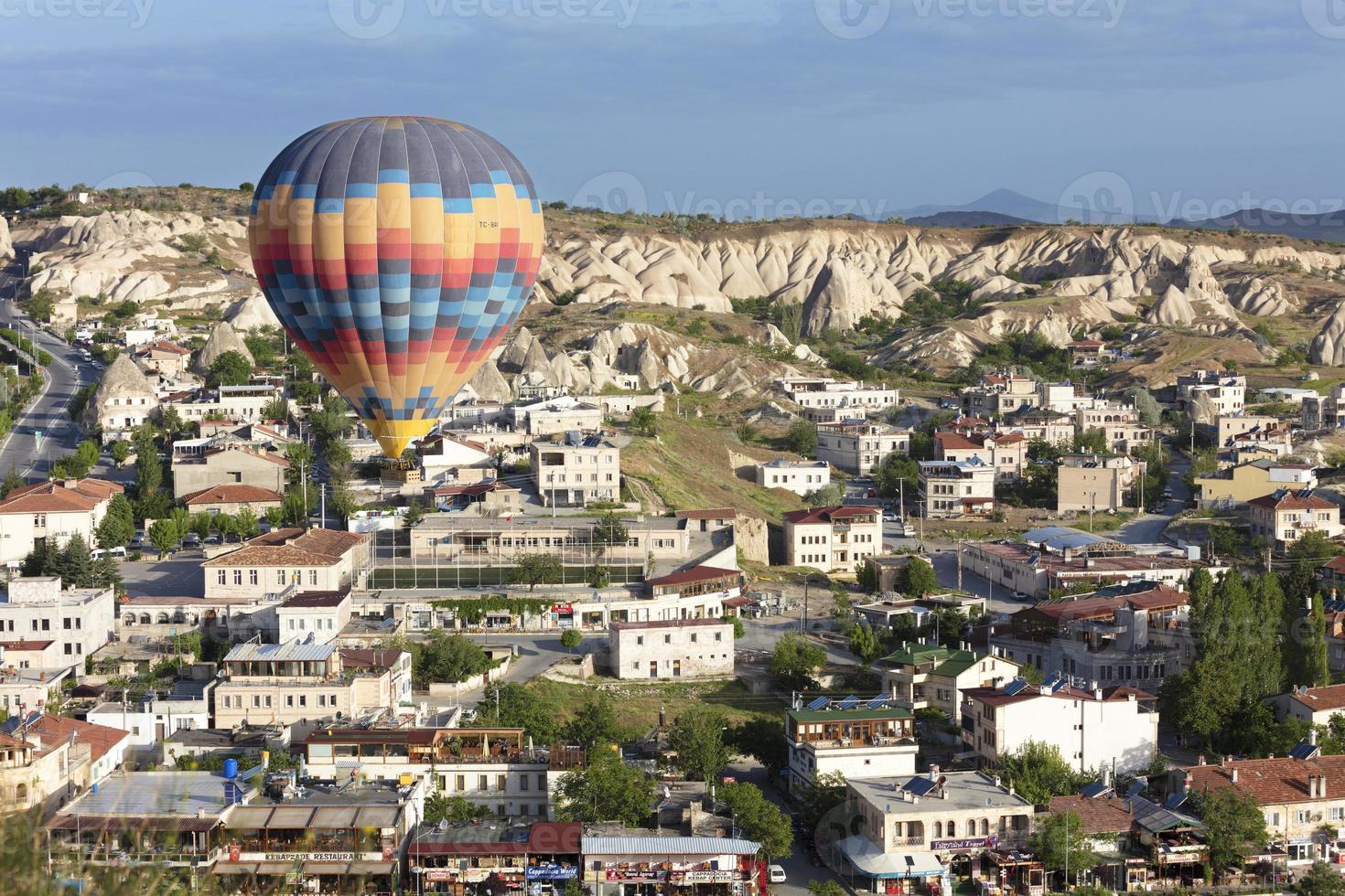 en ballong flyger över dalen i Kappadokien foto