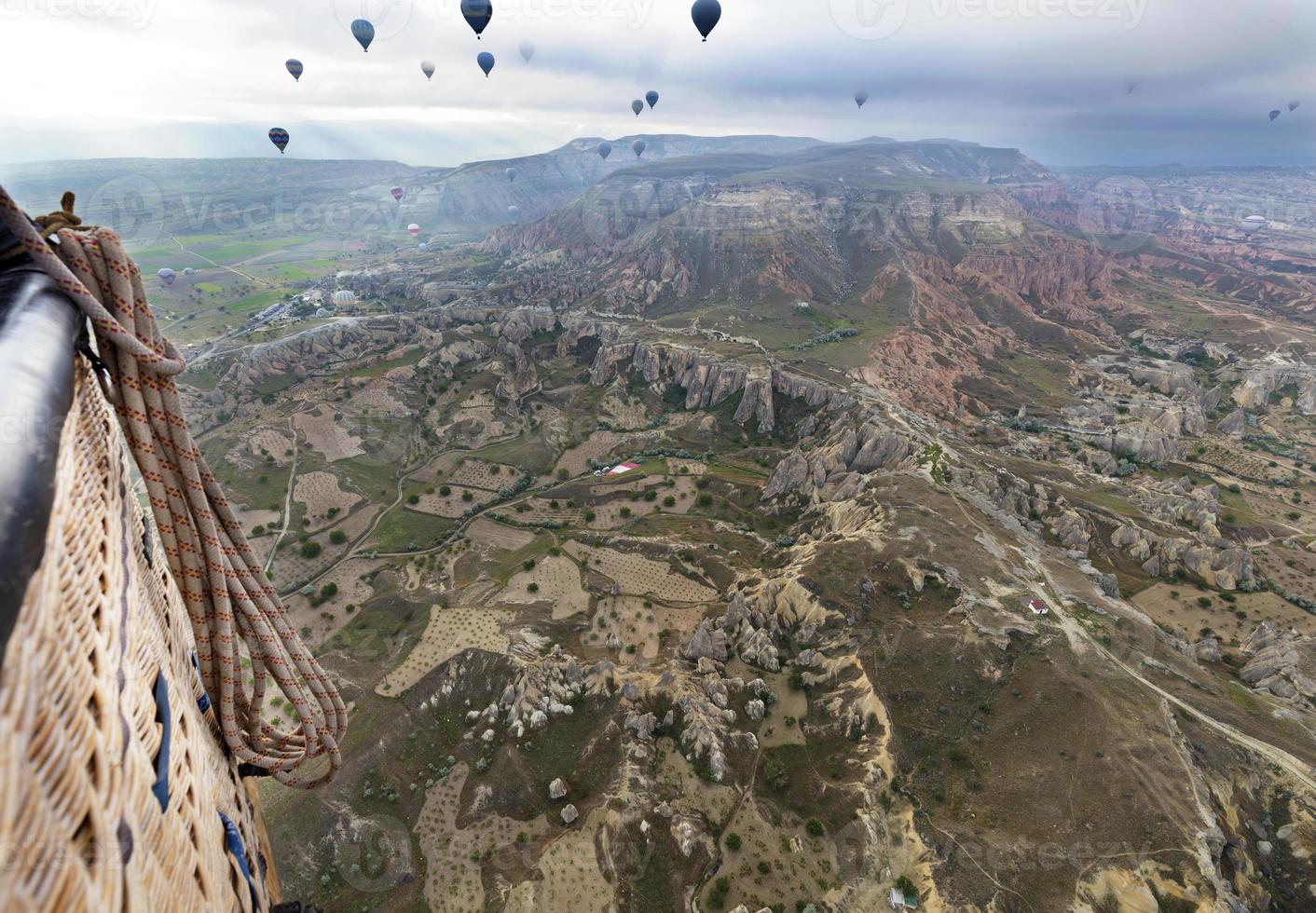 en ballong flyger över dalen i Kappadokien foto