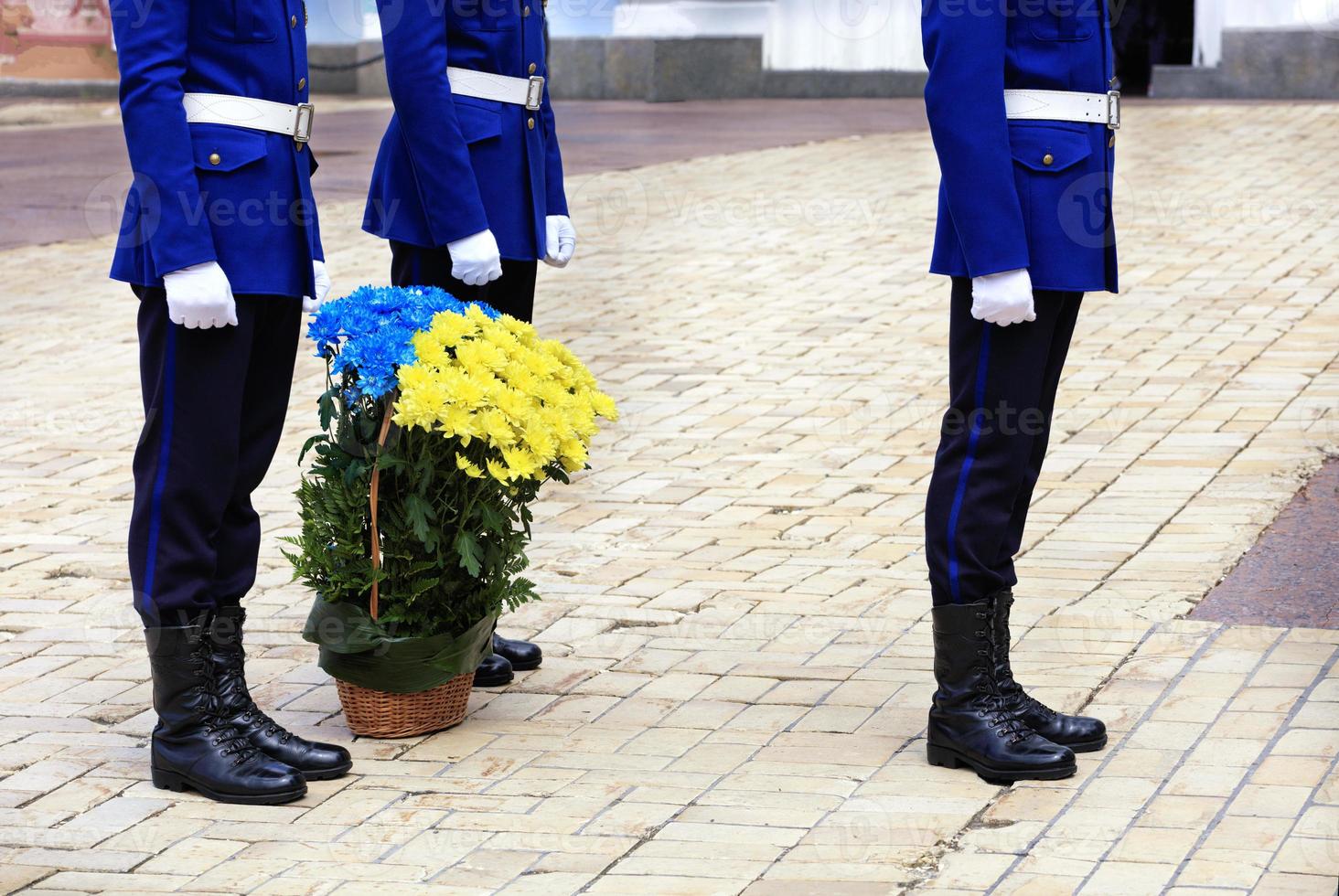 kyiv, Ukraina - 12 maj 2019 mors dag, en korg med blå och gula blommor, som en symbol för ukrainska flaggan. foto